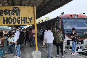 ওভারহেড তারে নেই বিদ্যুৎ, দাঁড়িয়ে একের পর এক ট্রেন, হাওড়া-বর্ধমান মেন লাইনে ব্যাহত পরিষেবা