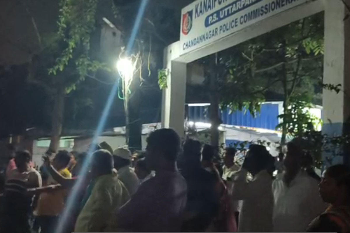 উত্তরপাড়ায় আক্রান্ত দুই সিপিএম কর্মী! কানাইপুর ফাঁড়ির সামনে অবস্থান বিক্ষোভ মীনাক্ষীর