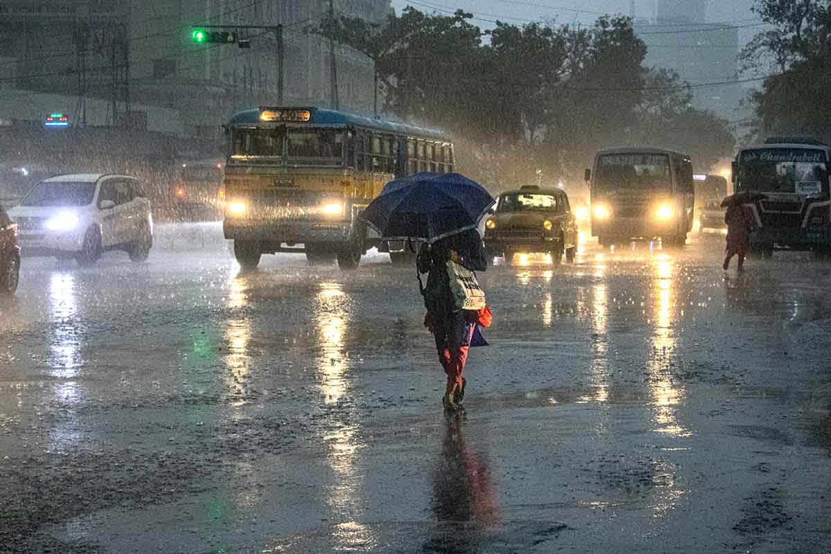 সপ্তাহান্তে রাজ্যে ফের বৃষ্টি, ৫০ থেকে ৬০ কিমি বেগে বইবে ঝোড়ো হাওয়া! পূর্বাভাস হাওয়া অফিসের