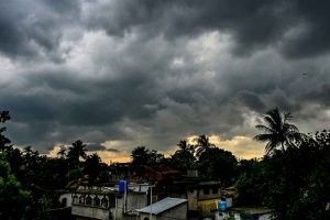 ঝাড়খণ্ড-অসমে ঘূর্ণাবর্ত, রাজ্যজুড়ে বৃষ্টি-বাজের ভ্রুকুটি! কেমন থাকবে কলকাতার আবহাওয়া?