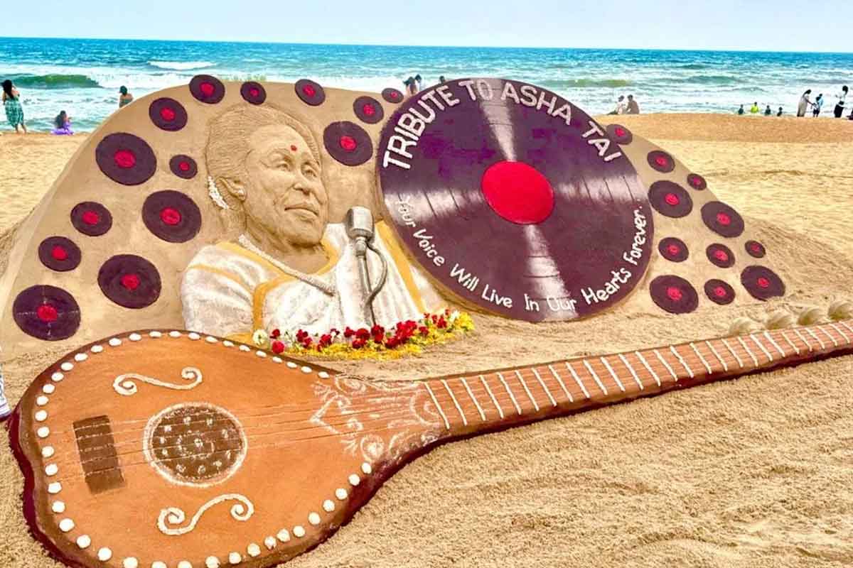 বালুর বীণায় সুরের স্মৃতি! পুরীর সমুদ্রসৈকতে ২০ ফুট লম্বা বাদ্যযন্ত্রে আশা ভোঁসলেকে শ্রদ্ধাঞ্জলি