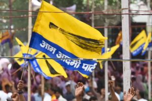 দিল্লি থেকে গুজরাটে বিপুল টাকা পাচার! এবার হাওয়ালার অভিযোগে বিদ্ধ কেজরির দল