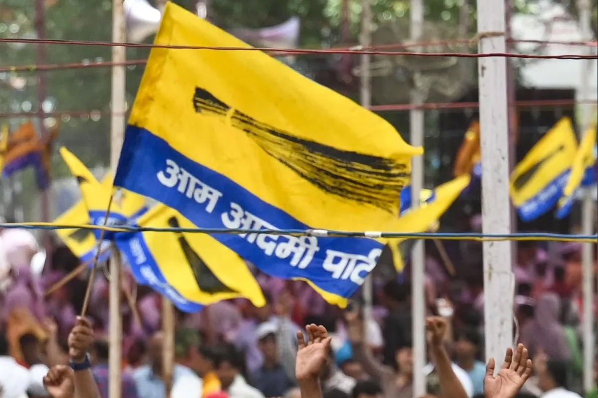 দিল্লি থেকে গুজরাটে বিপুল টাকা পাচার! এবার হাওয়ালার অভিযোগে বিদ্ধ কেজরির দল
