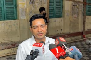 ‘ভয় দেখিয়ে লাভ নেই, দ্বিতীয় দফায় দফারফা’, ভোট দিয়েই বিজেপি-কমিশনকে আক্রমণ অভিষেকের