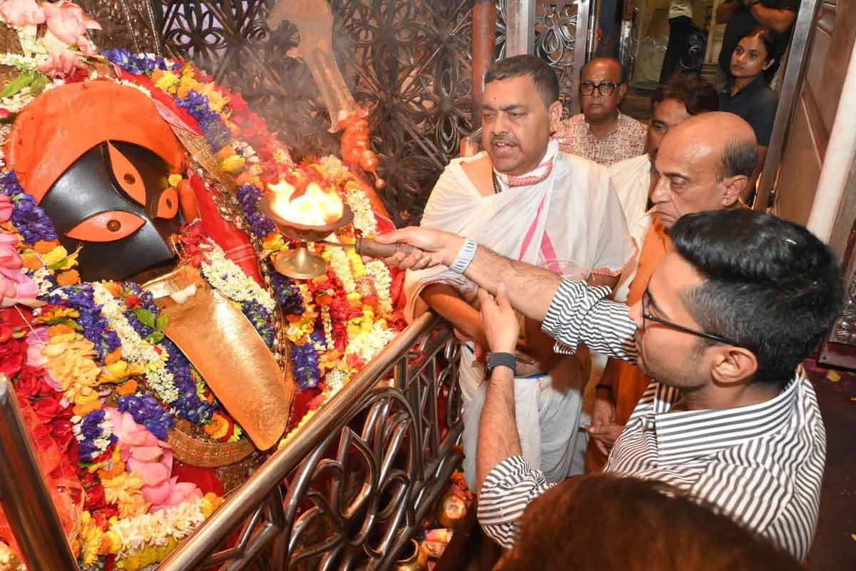 ভোটপ্রচার সেরেই কালীঘাটে অভিষেক, নববর্ষে মা-মাটি-মানুষের মঙ্গল কামনা