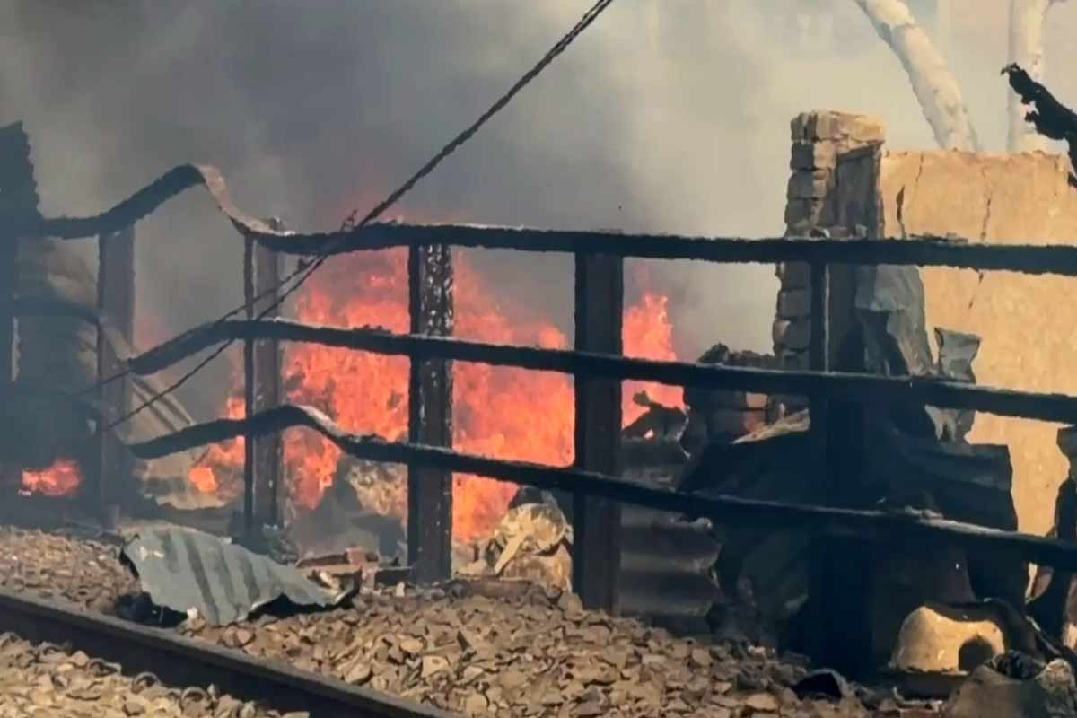 দাউদাউ করে জ্বলছে আক্রা সন্তোষপুরের বসতি, বন্ধ বজবজ-শিয়ালদহ ট্রেন চলাচল