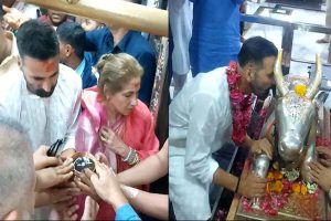 শাশুড়িকে সঙ্গে নিয়ে মহাকালেশ্বর মন্দিরে অক্ষয়, ‘ভূত বাংলা’র সাফল্য কামনায় শিবসহায়!