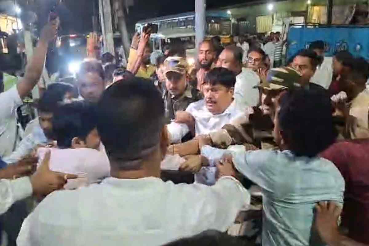 থানার সামনে ধস্তাধস্তি অর্জুনের, ভাটপাড়ায় কেন্দ্রীয় বাহিনীর জওয়ানকে গুলি