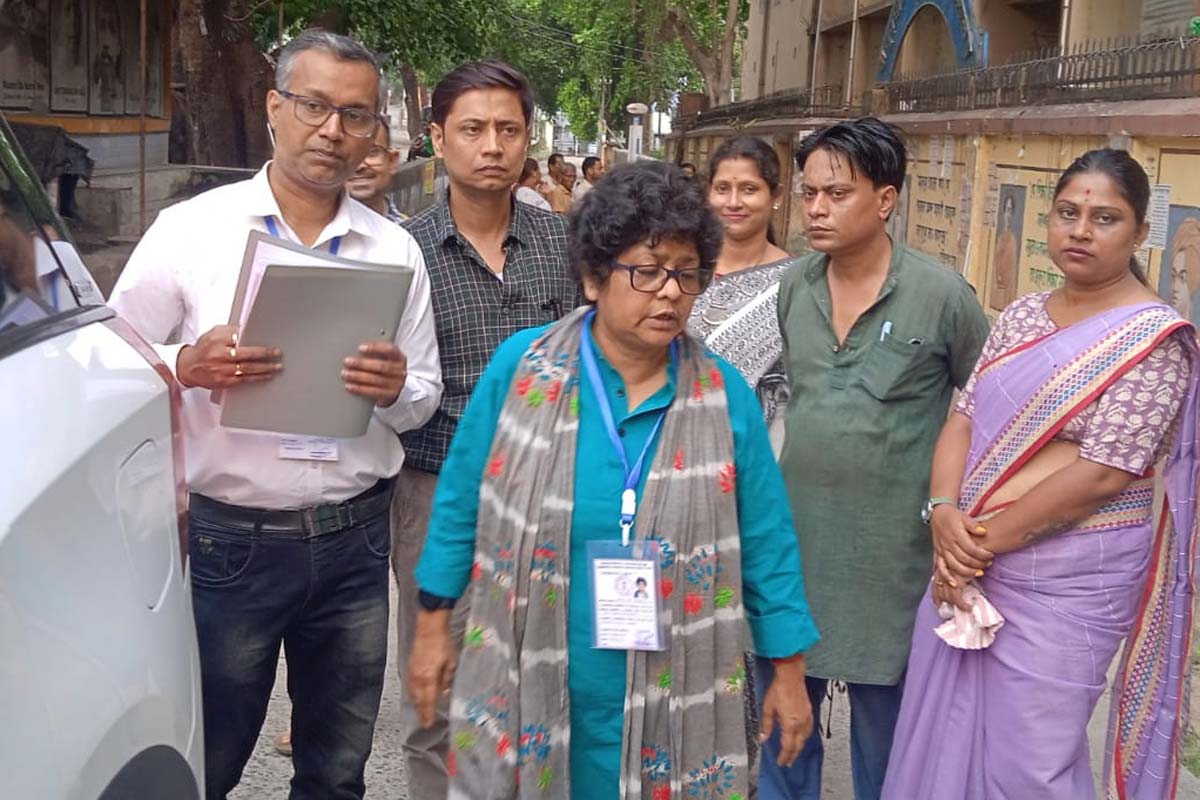 ভোট গ্রহণ কেন্দ্র পরিদর্শনে অর্পিতা ঘোষ