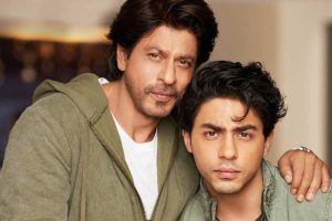 মাটিতে লুটিয়ে জুতো চুরি রুখলেন শাহরুখপুত্র আরিয়ান! ভাইরাল ভিডিও