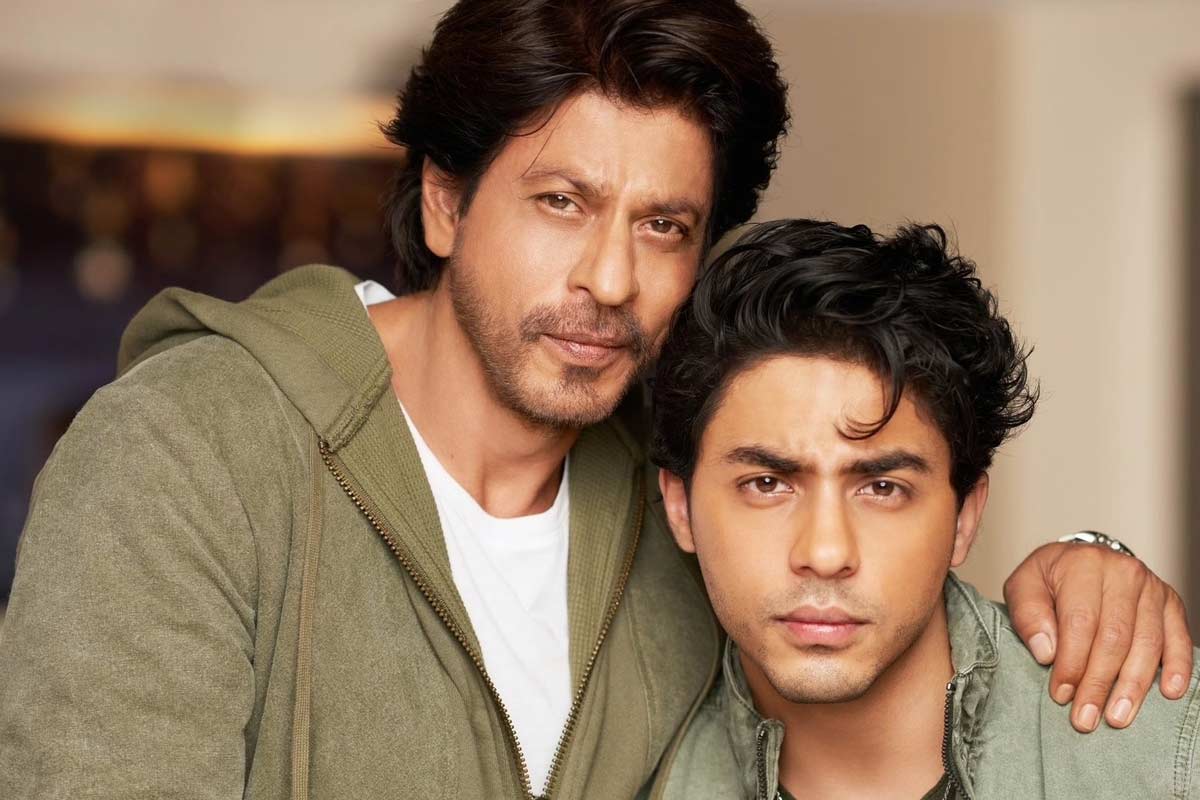 মাটিতে লুটিয়ে জুতো চুরি রুখলেন শাহরুখপুত্র আরিয়ান! ভাইরাল ভিডিও