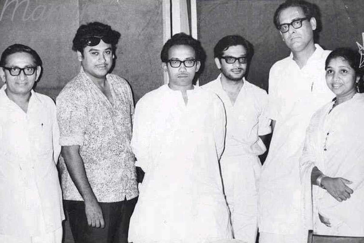 Pulak Bandopadhyay, Kishore Kumar, director Tarun Majumdar, Gulzar, Hemant Kumar and Asha Bhosle at the recording session of Rahgir (1969) film
