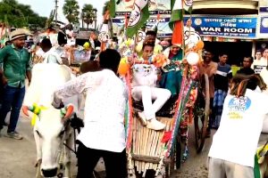তৃণমূল প্রার্থী চড়তেই গাড়ি ছেড়ে পালাল গরু! আউশগ্রামে পরিস্থিতি সামলাতে হিমশিম অনুগামীরা