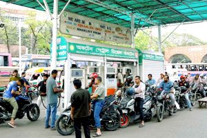 ৫০০ টাকার তেল ভরতে ৩০ ঘণ্টা লাইনে! হরমুজ বন্ধে জ্বালানির জন্য হাহাকার বাংলাদেশে