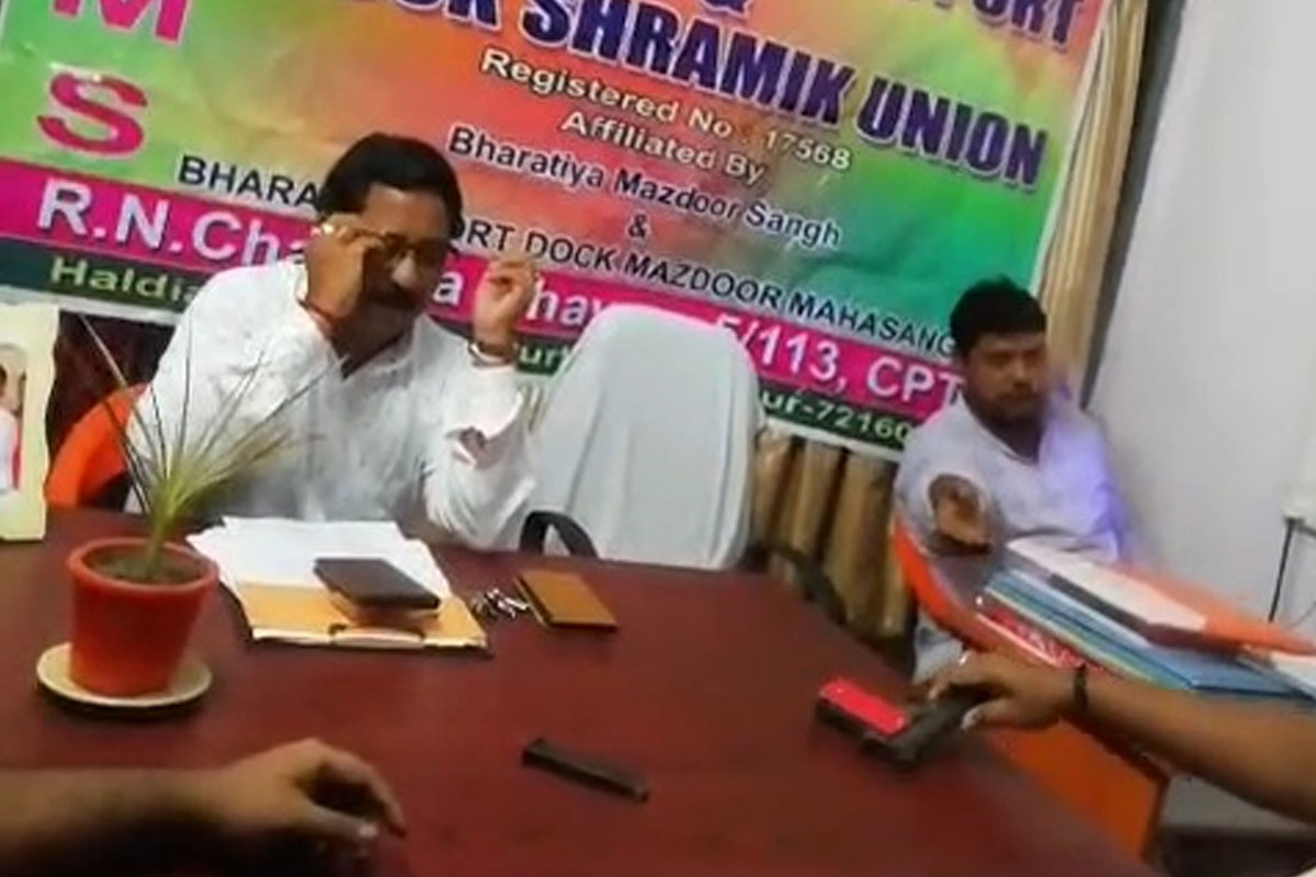 টেবিলে বন্দুক নিয়ে বসে হলদিয়ার বিজেপি প্রার্থী! ভিডিও ভাইরাল হতেই বললেন, ‘ওটা এআই’