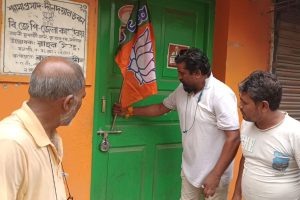 টাকা দিয়ে টিকিট? কৃষ্ণনগরে বিজেপি প্রার্থীর নামে উঠল ক্ষোভ, কার্যালয়ে তালা ঝোলাল কর্মীরা!