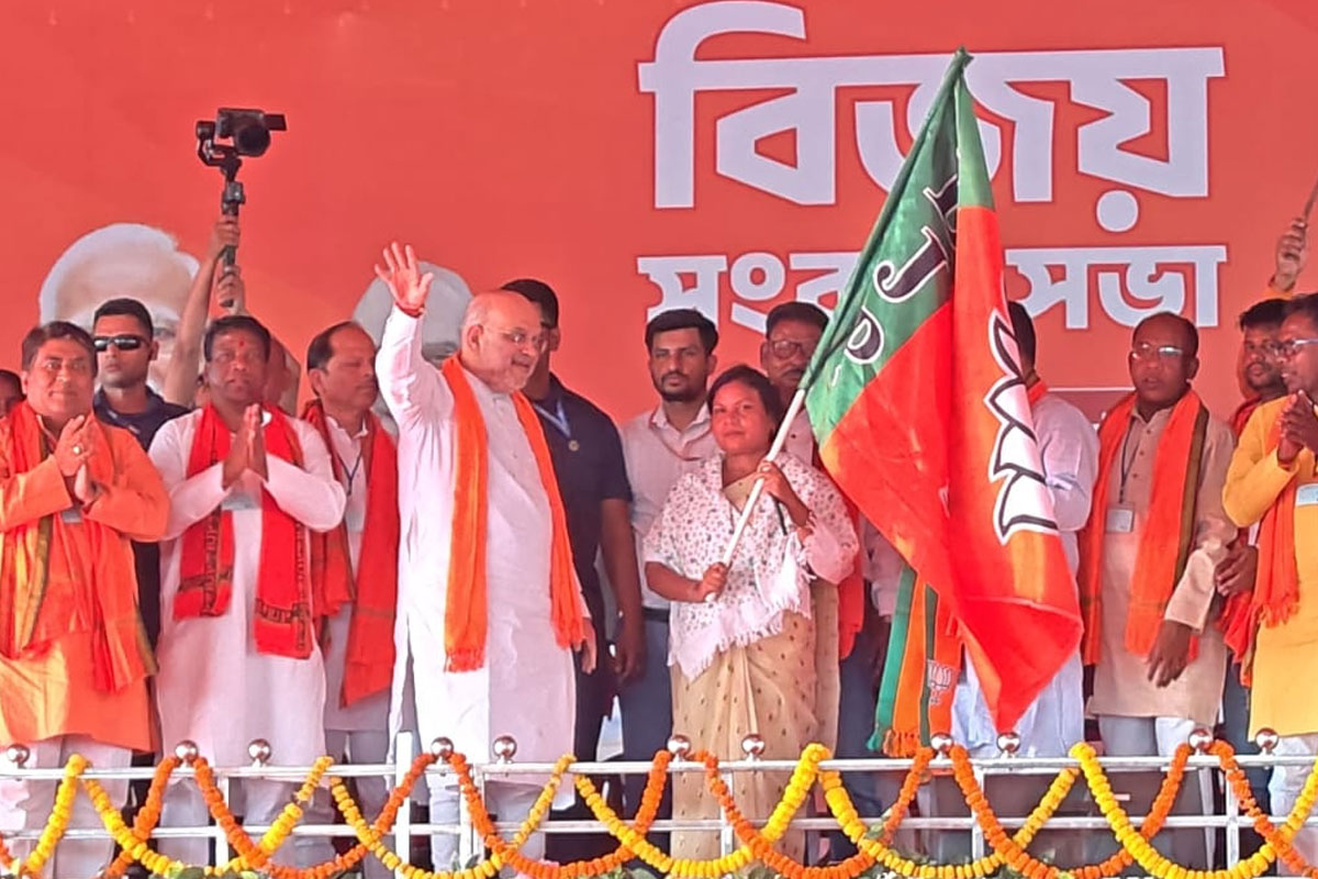 টিকিট না পেয়ে বিজেপির মঞ্চে, শাহের থেকে পতাকা নিলেন পুরুলিয়ার তৃণমূল নেত্রী!