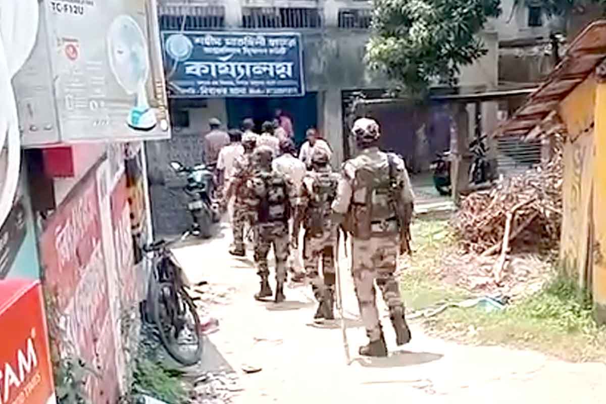 টাকা-শাড়ি বিলি করে ভোটারদের প্রভাবিত করার চেষ্টা! তমলুকে বিজেপি নেতার কার্যালয়ে তল্লাশি