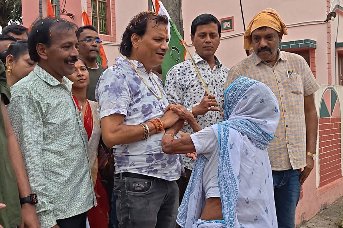 ভোটার তালিকায় মৃত! ‘নাম তুলে দাও বাবা’, তৃণমূল প্রার্থীকে জড়িয়ে কান্না বারবনির নবতিপর বৃদ্ধার