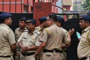 ১৩ বছরের মেয়েকে গলা টিপে খুন করে আত্মঘাতী গৃহবধূ! ফ্ল্যাটে উদ্ধার জোড়া দেহ ঘিরে চাঞ্চল্য