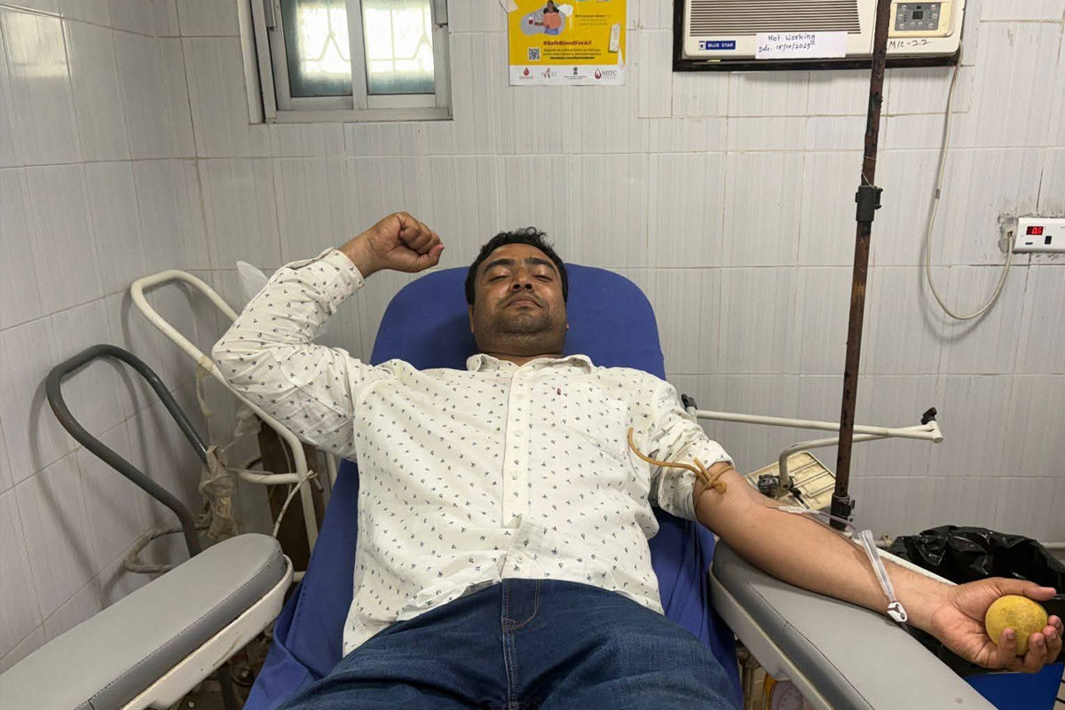 প্রচার ফেলে হাসপাতালে, রক্তদান করে মুমূর্ষু রোগীর প্রাণ বাঁচালেন সিপিএম প্রার্থী!