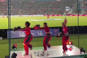 যোগীরাজ্যে অতি উৎসাহী দর্শকের থেকে বাঁচতে লোহার জালে ‘বন্দি’ চিয়ারলিডাররা! ভিডিও ভাইরাল