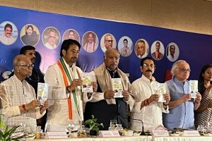 অর্থ বিলোনো নয়! ‘নতুন বিকল্প’ কংগ্রেসের ইস্তাহারে, বিজেপির পাশে বসিয়ে তৃণমূলকেও নিশানা খাড়গের