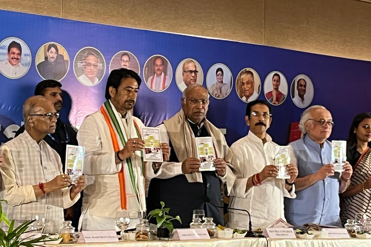 অর্থ বিলোনো নয়! ‘নতুন বিকল্প’ কংগ্রেসের ইস্তাহারে, বিজেপির পাশে বসিয়ে তৃণমূলকেও নিশানা খাড়গের
