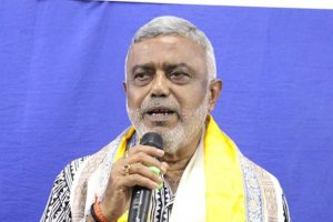 ১৫ ঘণ্টা ধরে আয়কর তল্লাশি, বেরিয়ে দেবাশিস বললেন, ‘মার্জিন আরও বাড়ল’