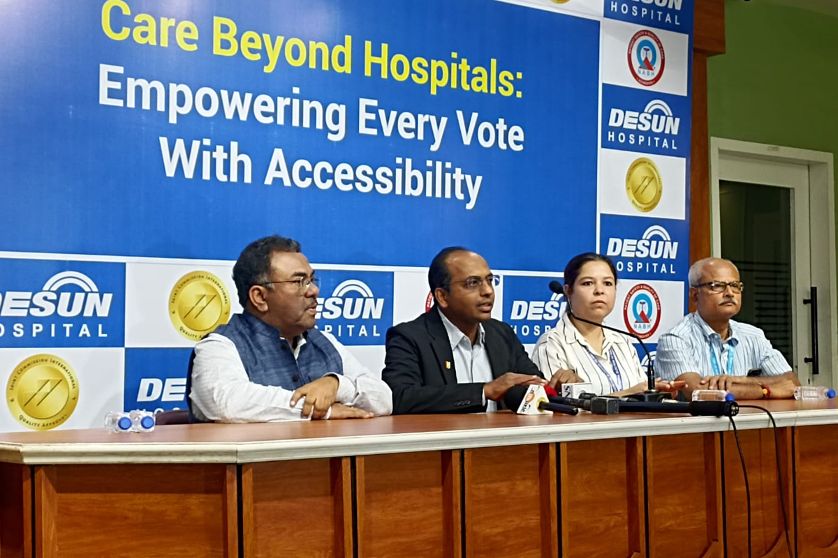 Desun Hospital supports elderly and disabled voters with wheelchairs