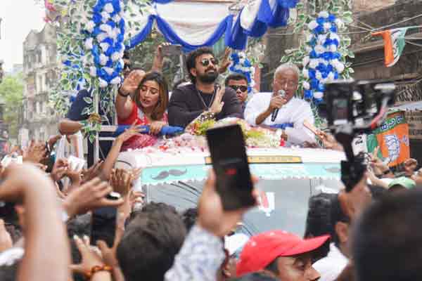 বরানগরে সায়ন্তিকার প্রচারে সঙ্গী দেব, বারাকপুরে চমক রাজ-শুভশ্রীর