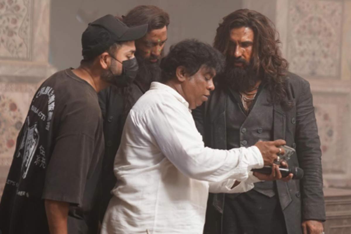 কেমন করে তৈরি হল ‘ধুরন্ধর’? রণবীরদের শুটিংয়ের মুহূর্ত নিয়েই মুক্তি পাবে আস্ত ছবি!