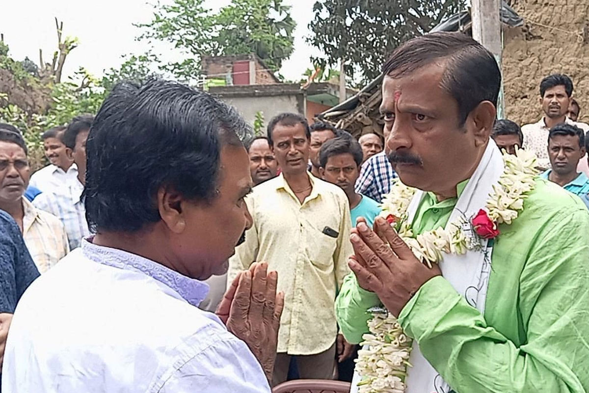 খেতে সরষে ঝাড়া থেকে ভোটারের বাড়ির কাজে দুধকুমার! ‘ভোট পেরলেই তোমার দেখা নেই’, কটাক্ষ তৃণমূলের