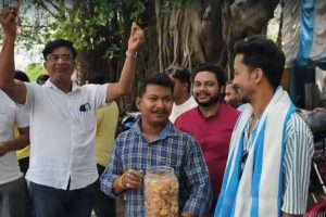 দুর্গাপুরে গুড়-বাতাসা খেয়ে স্ট্রং রুম পাহারা তৃণমূলের, ৪ মে’র পাচন দেওয়ার কথা কর্মীদের মুখে