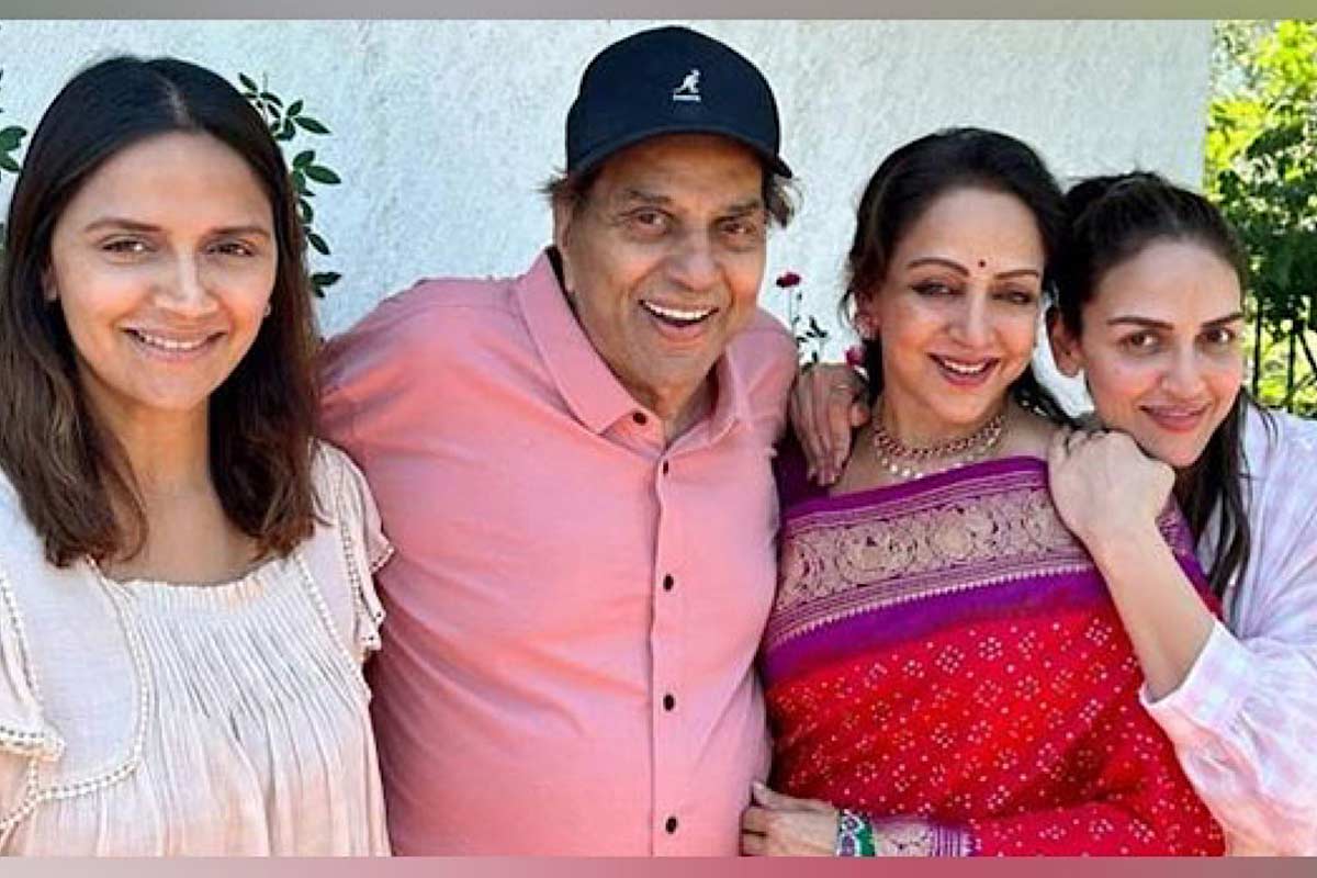 Dharmendra with Hema Malini, Isha and Ahana
