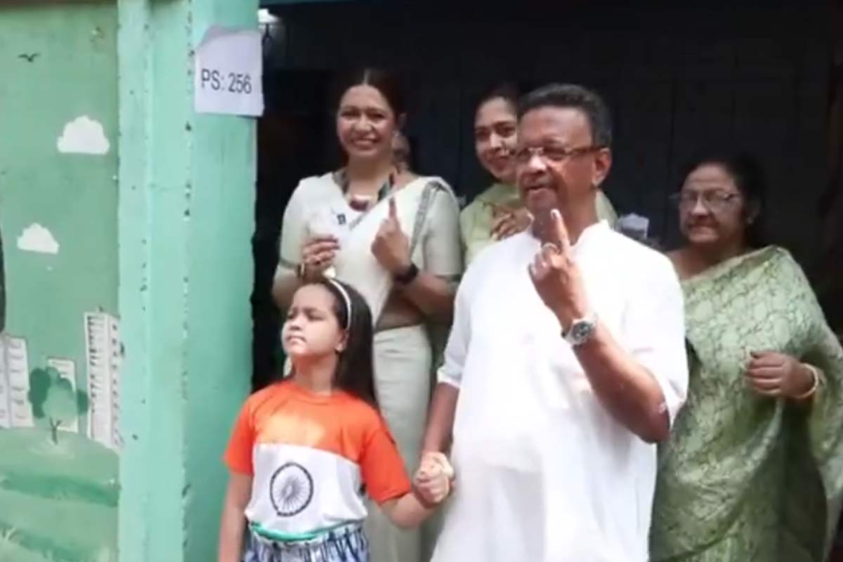 ভোট দিলেন মেয়র ফিরহাদ হাকিম