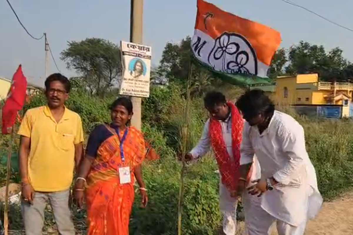 রাস্তায় পড়ে থাকা তৃণমূলের পতাকা তুলে দিলেন ২ বিজেপি প্রার্থী, গলসিতে বেনজির সৌজন্য