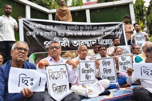 বিজেপির ‘অসভ্যতা’, প্রচার বন্ধ করে শিলিগুড়িতে প্রতীকী অবস্থানে তৃণমূল প্রার্থী গৌতম দেব