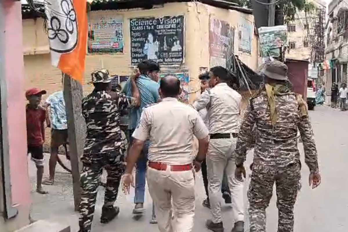 Central forces resort to lathicharge to quell TMC-BJP Clash in Ravi Kishan's road show