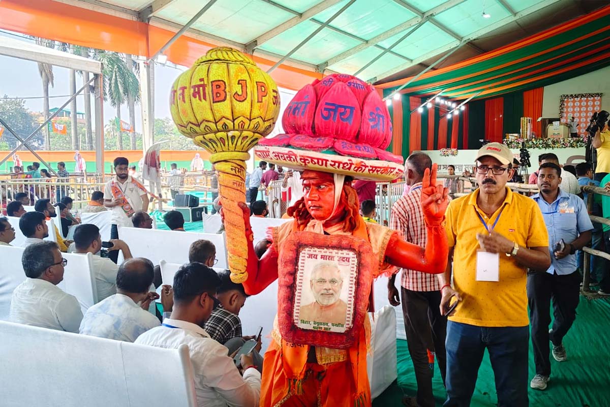 রং বেরঙের সজ্জায় বিজেপি সমর্থকরা