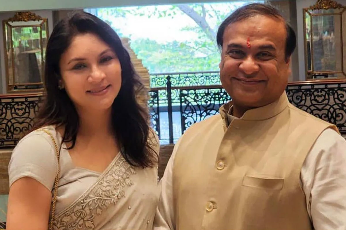 স্ত্রী রিঙ্কির তিনটি পাসপোর্ট? ‘কংগ্রেসের মিথ্যাচার’, এক্স হ্যান্ডেলে দাবি করলেন হিমন্ত