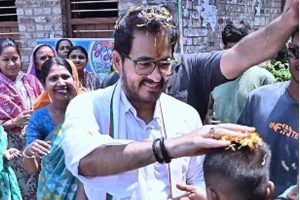 ভোটে জিতলেই শ্যামপুরে…, ‘বিনা চিকিৎসা’য় মৃত বাবা-মায়ের স্মৃতিতে বড়সড় অঙ্গীকার হিরণের