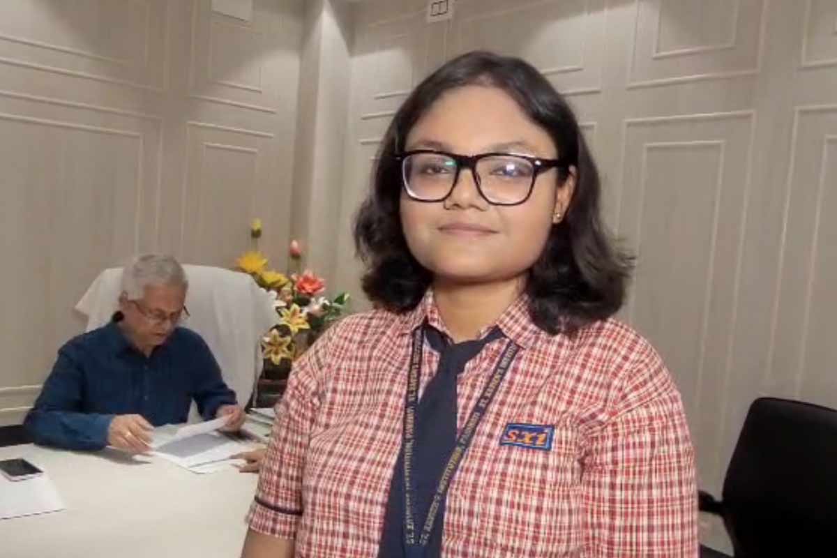 কবিতা-গল্পে অবসর যাপন, চারশোয় ৪০০ পেয়ে আইএসসি টপার বঙ্গকন্যা অনুষ্কা