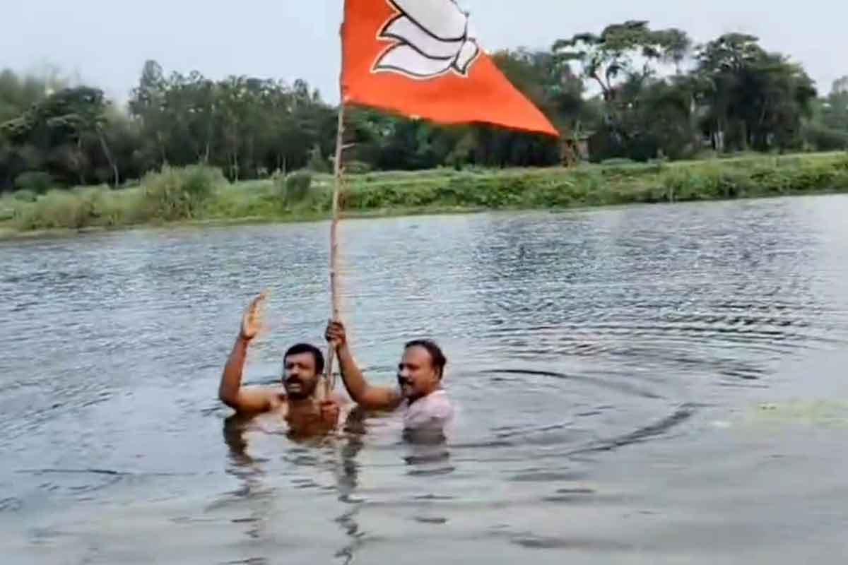 দলীয় পতাকা হাতে নদীতে সাঁতার, কেলেঘাই সংস্কার অস্ত্রে শান দিয়ে প্রচারে পটাশপুরের বিজেপি প্রার্থী