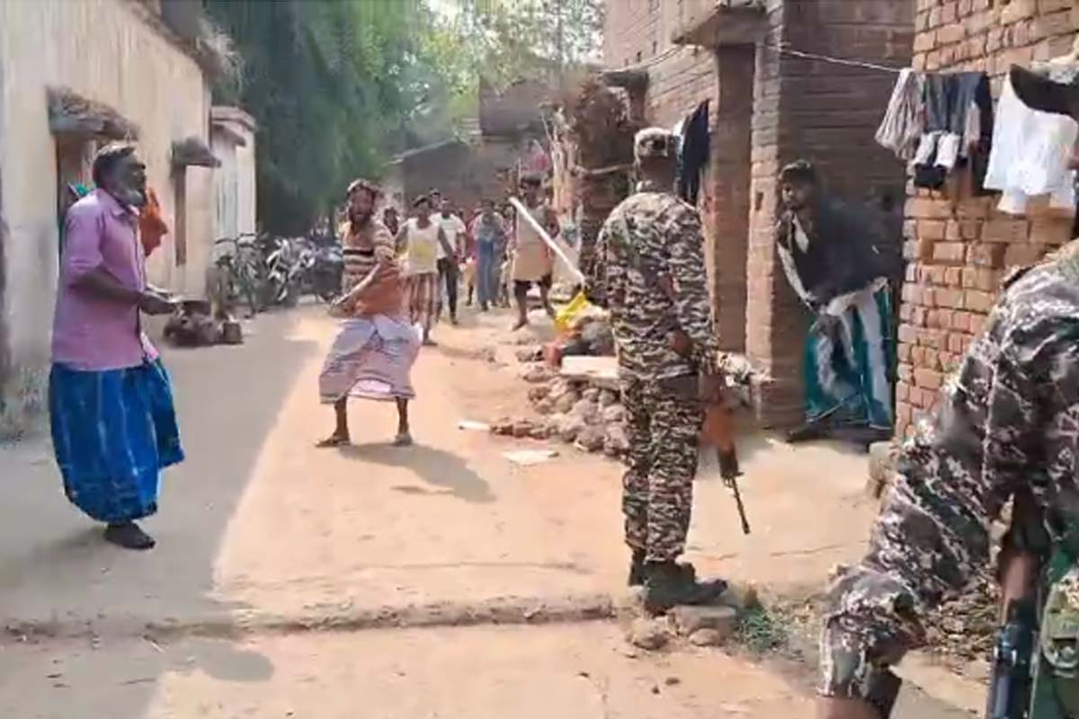 ইভিএমে ক্ষোভ বাহিনীর সঙ্গে খণ্ডযুদ্ধ