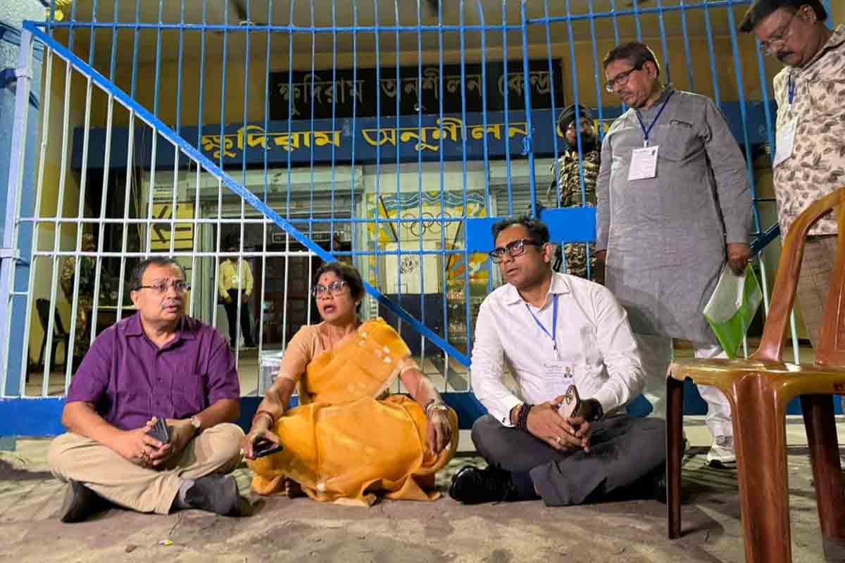 স্ট্রংরুমে ‘কারচুপি’, প্রতিবাদে ক্ষুদিরাম অনুশীলন কেন্দ্রে অবস্থান বিক্ষোভে কুণাল-শশী