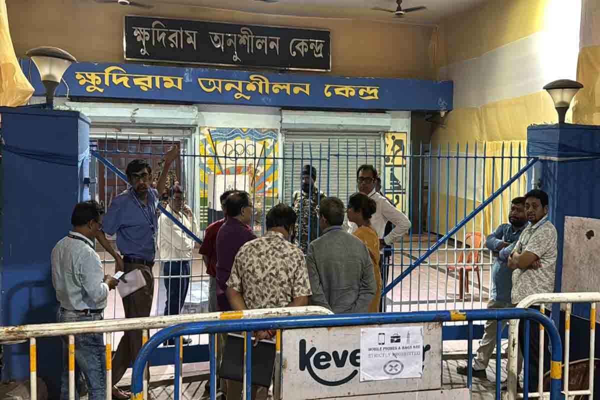 বেআইনিভাবে পোস্টাল ব্যালট বাছাই! ক্ষুদিরাম অনুশীলন কেন্দ্রের রিটার্নিং অফিসারের বিরুদ্ধে কমিশনে তৃণমূল