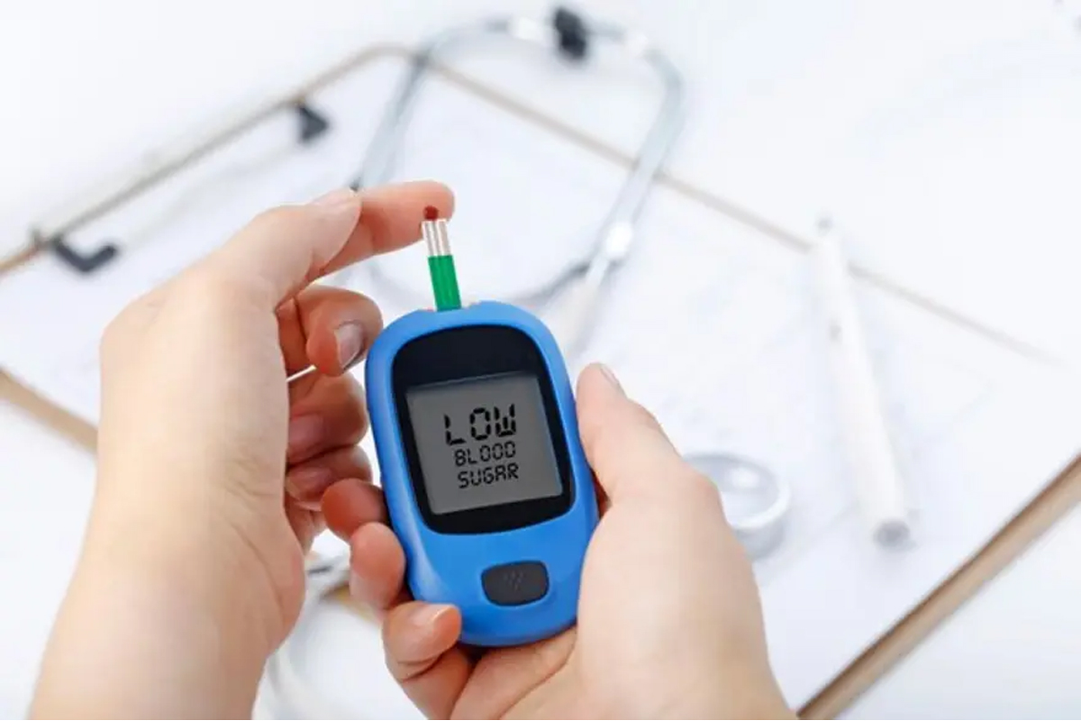 low blood sugar emergency risk symptoms causes treatment guide