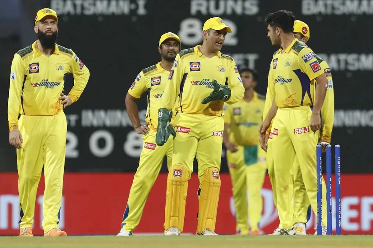 আইপিএলের মাঝেই সিএসকে তারকার মায়ের মৃত্যু, সতীর্থর পাশে দাঁড়ালেন ধোনি