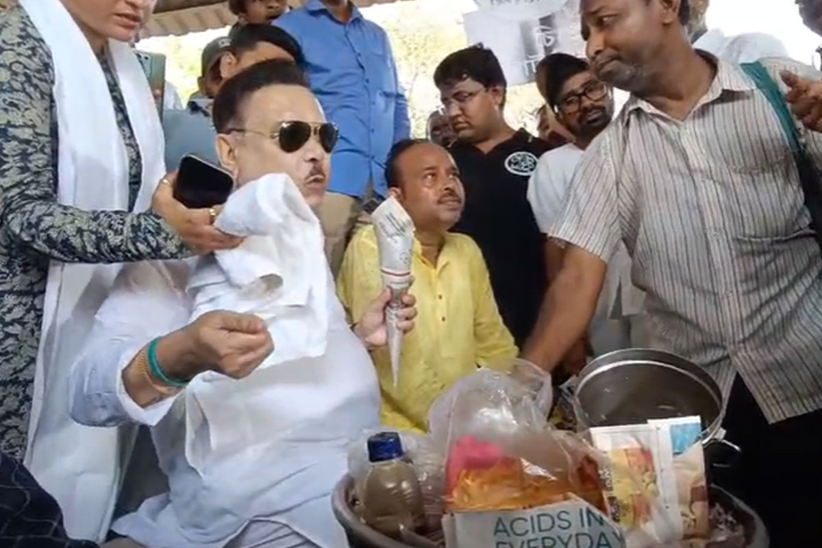 ভোট প্রচারে এবার ঝালমুড়ি বিক্রেতা মদন! মোদিকে বিঁধে বললেন, ‘ওরা বাঙালিকে ঘেন্না করে’